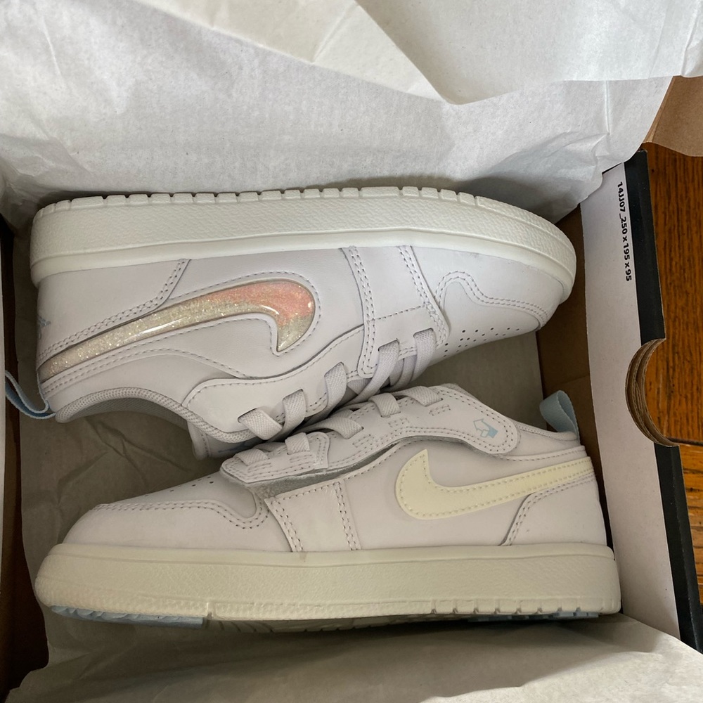 Girls NWT JORDAN 1 LOW ALT Air Force sneakers SE(PS) size 1
